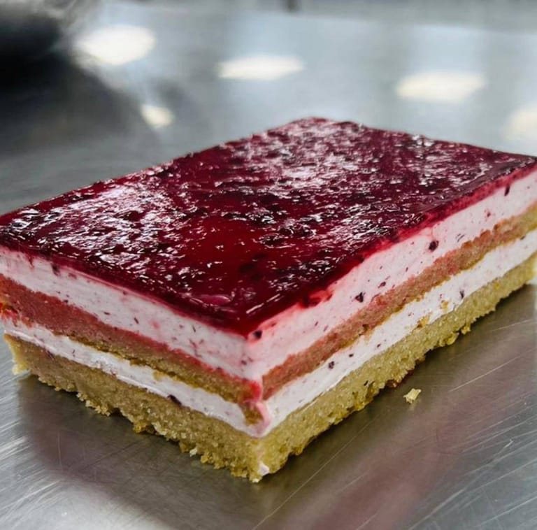 Gluten Free raspberry mousse full cake - Image 1