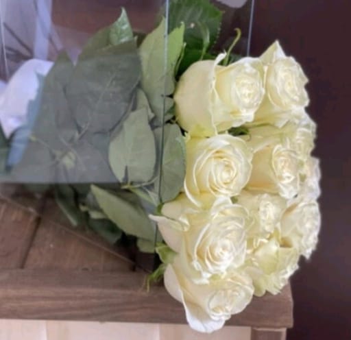 11 white roses