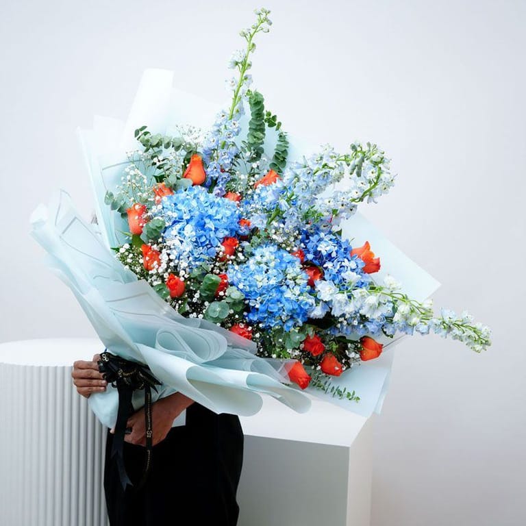 Fantastic Roses and Hydrangea - Image 3