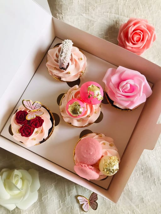 Petal & Gold Dream Cupcakes