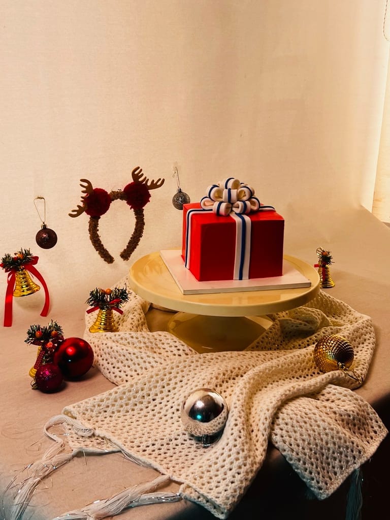 Christmas Gift Box cake 1kg - Image 1