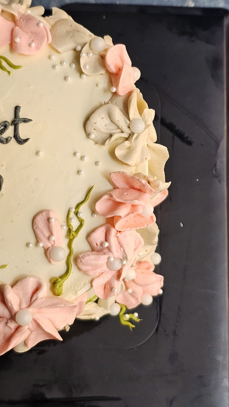 Floral Design Cake - Image 3