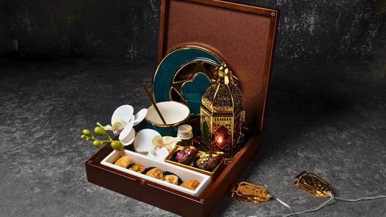 Luxury Square Wooden Dessert Box - Image 1