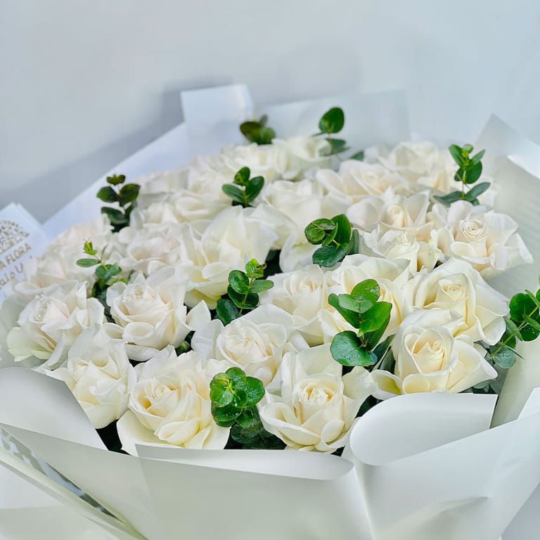 Elegant White Flowers Bouquet - Image 2