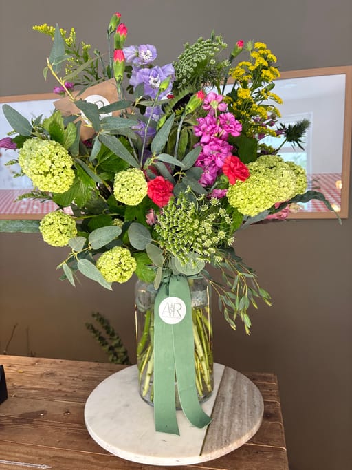 Flores Silvestres Vibrantes en Vase De Vidrio