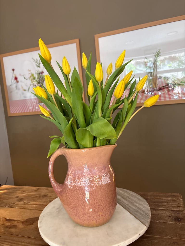 Tulipanes En Jarra Rosa