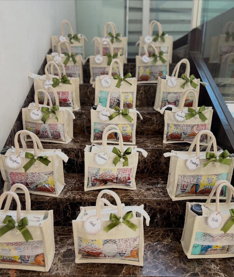 Room Hamper And Snacks Hamper - Image 1