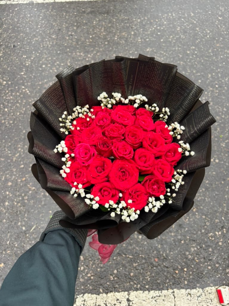 pretty red rose bouquet - Image 1
