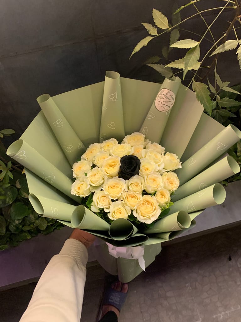 lemon rose with black rose - Image 1