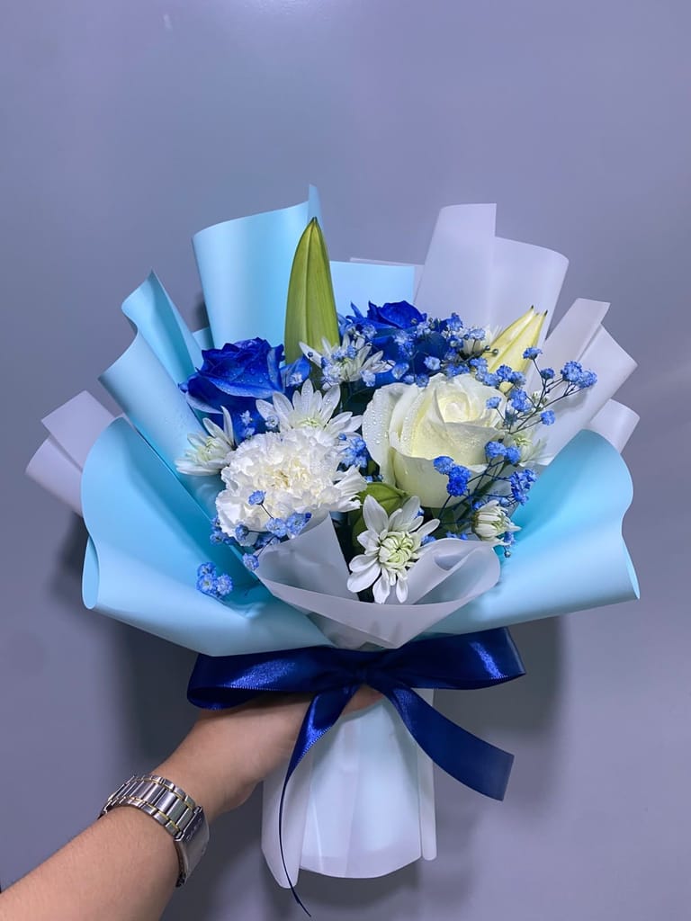 Title Options The Royal Sapphire & White Bouquet - Image 1