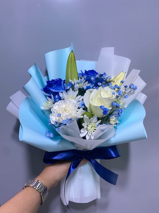 Title Options  The Royal Sapphire & White Bouquet