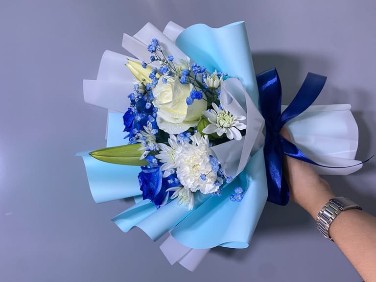 Title Options The Royal Sapphire & White Bouquet - Image 2