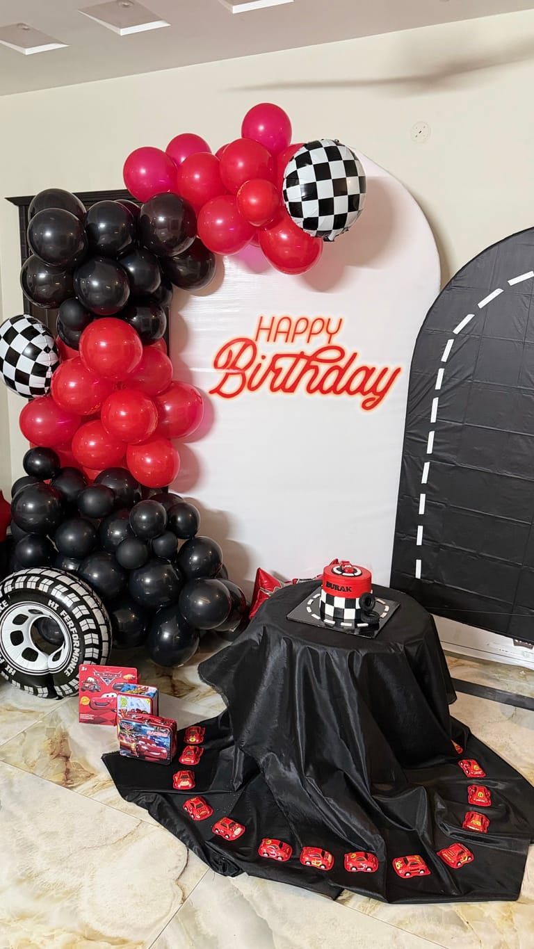 Mc Queen Theme Birthday Cake - Image 4
