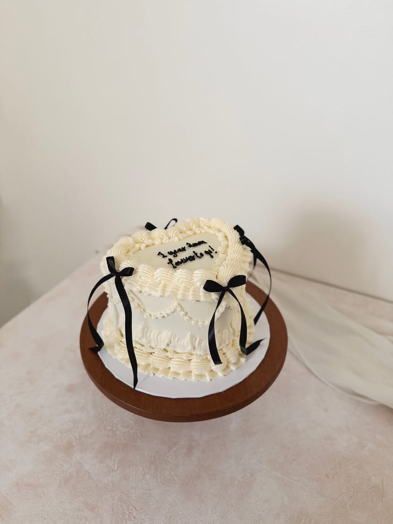 Vintage Bow Cake - Image 1
