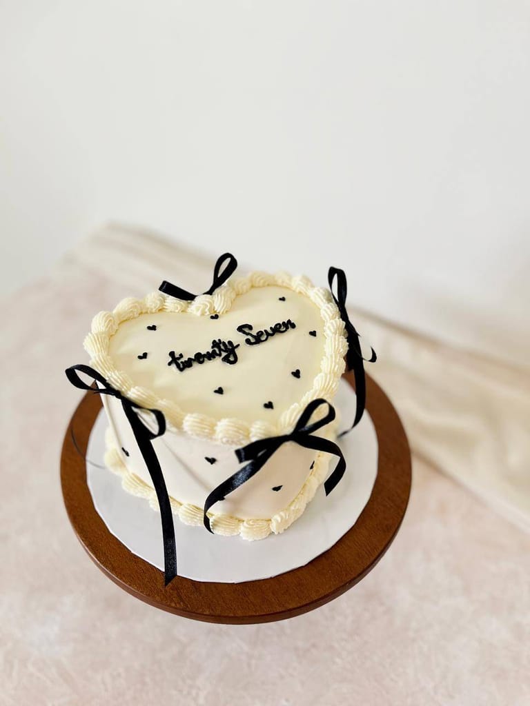 Vintage Bow Cake - Image 3
