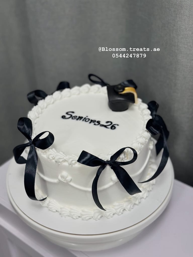 1kgGraduation Cake - Image 2