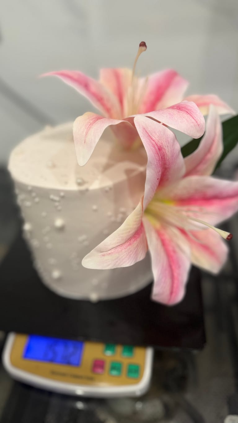 Viral Lily Cake - Image 3