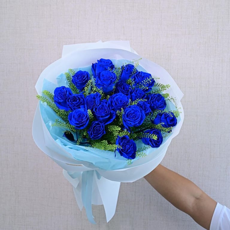 15 Tinted Blue Roses And Lepidium Luxury Bouquet-A583 - Image 2