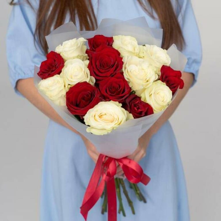 15 Red And White Roses Luxury Bouquet-A789 - Image 1
