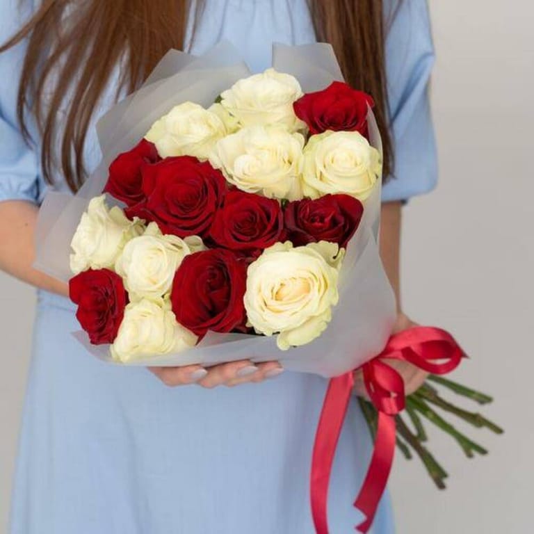15 Red And White Roses Luxury Bouquet-A789 - Image 2