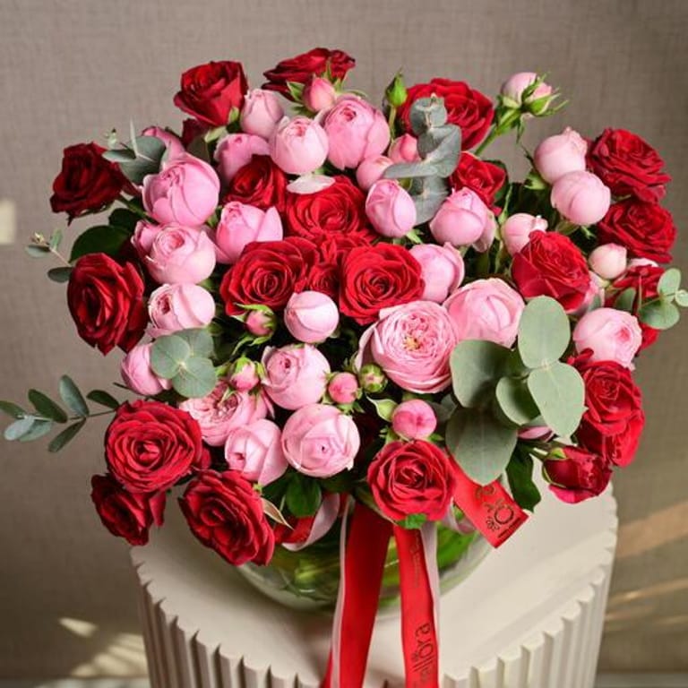 15 Mansfield Park Peony Rose And Red Spray Roses Luxury Vas-A1181 - Image 1