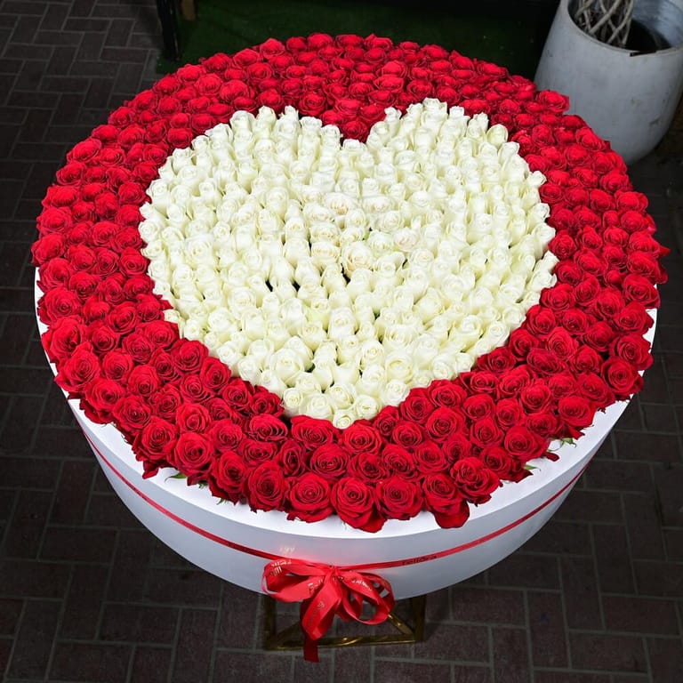 Red Roses White Heart Luxury Large Flower Box-A665 - Image 1