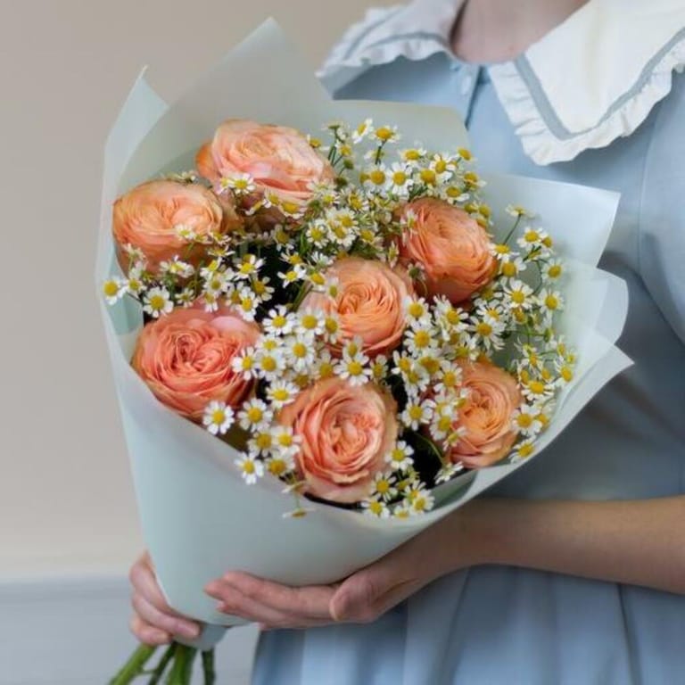 Peach Garden Roses And Chamomile Bouquet-A814 - Image 1