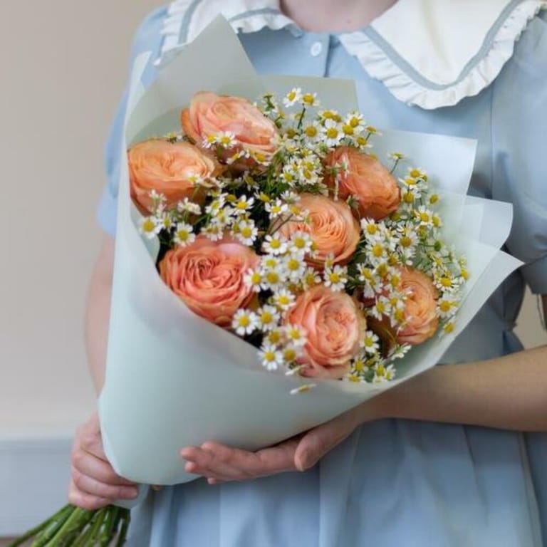 Peach Garden Roses And Chamomile Bouquet-A814 - Image 3