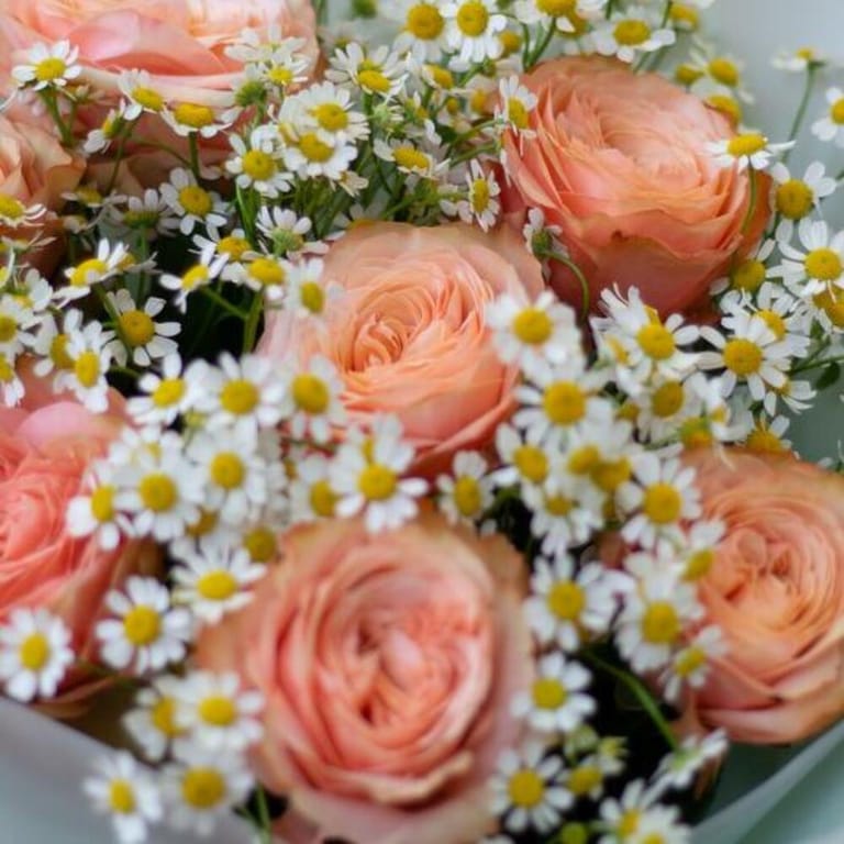 Peach Garden Roses And Chamomile Bouquet-A814 - Image 4