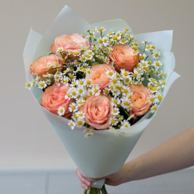 Peach Garden Roses And Chamomile Bouquet-A814 - Image 5