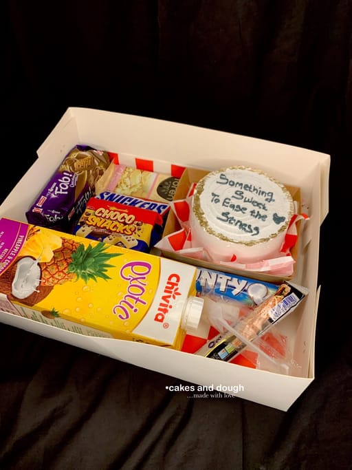 Mini Cake And Treats Combo