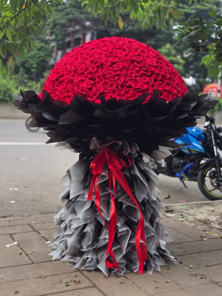 Luxury 1001 Red Rose Bouquet - Image 2
