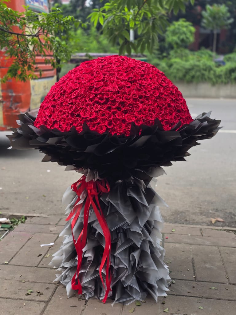 Luxury 1001 Red Rose Bouquet - Image 3