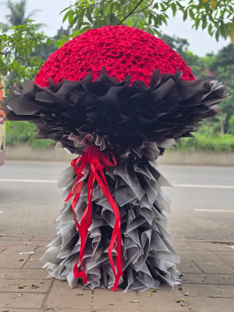Luxury 1001 Red Rose Bouquet - Image 4
