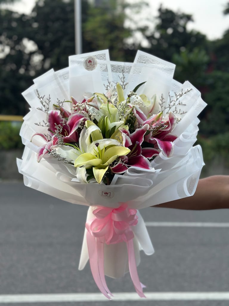 Luxury Premium Mixed Lily Bouquet - Image 1