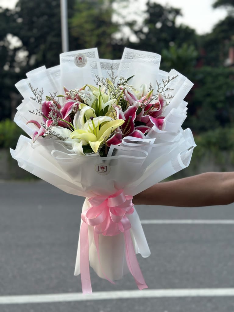Luxury Premium Mixed Lily Bouquet - Image 3