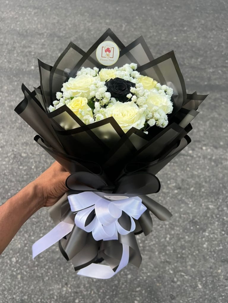 🖤🤍 Premium Black & White Rose Mixed Bouquet 💐 - Image 3