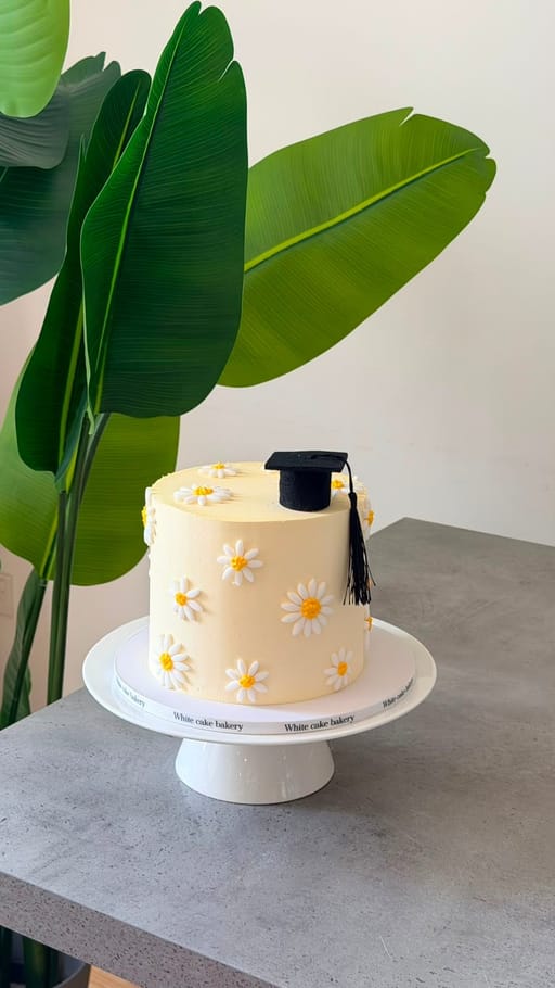 Daisy Graduation Cake
