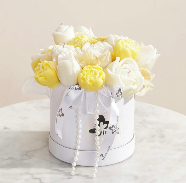 💛 Yellow & White Flower Scented Bouquet Candle - Image 1
