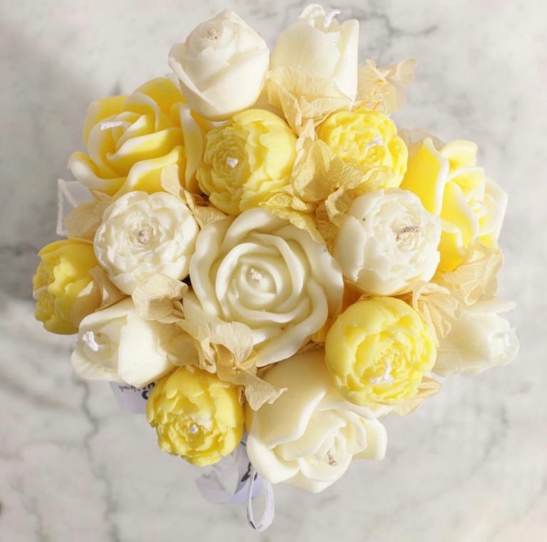 💛 Yellow & White Flower Scented Bouquet Candle - Image 2