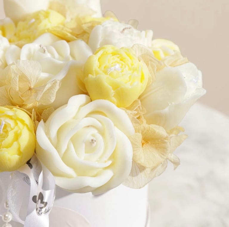 💛 Yellow & White Flower Scented Bouquet Candle - Image 3