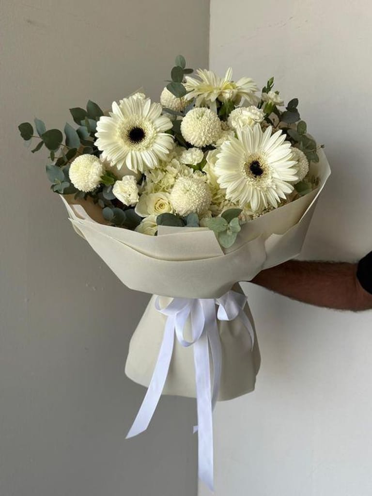 Claasic - White Bouquet - Image 1