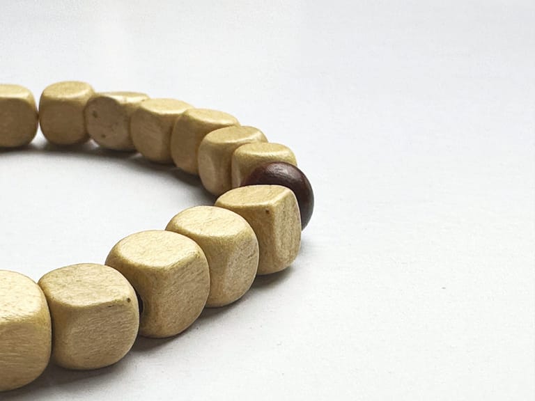 Plain bracelet with an odd bead - Image 2