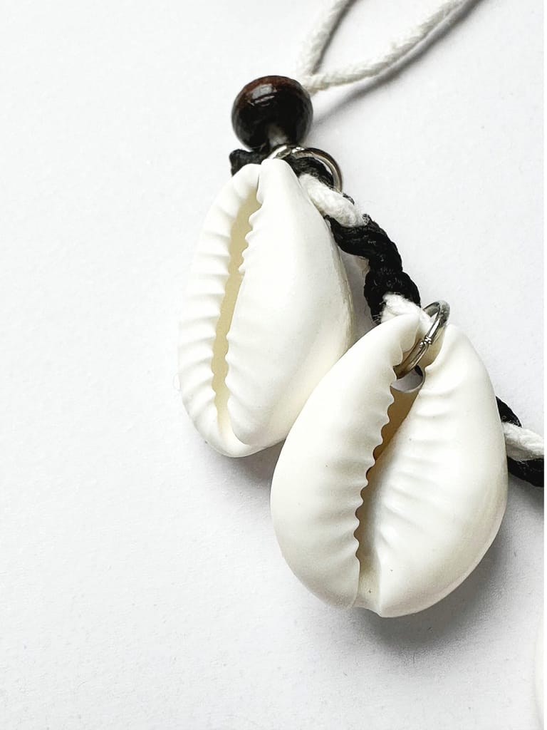 White-black threaded six cowrie shell anklet - Image 2