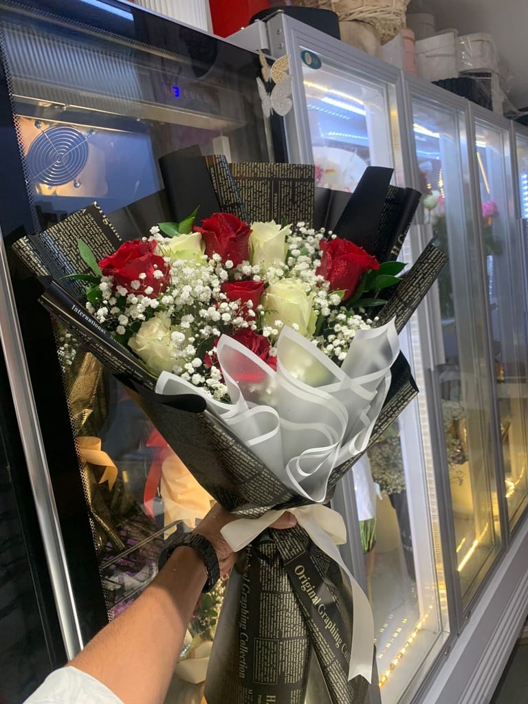 RED WHITE ROSE BOUQUET - Image 1
