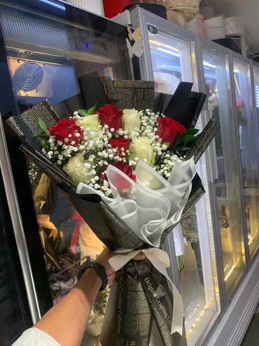 RED WHITE ROSE BOUQUET
