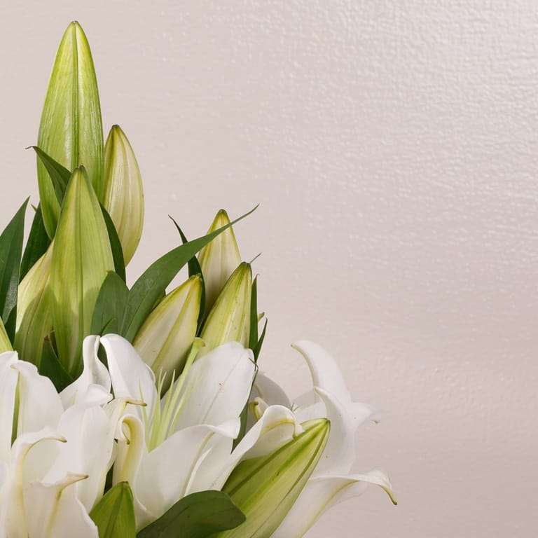 glass cube - lillies - Image 5