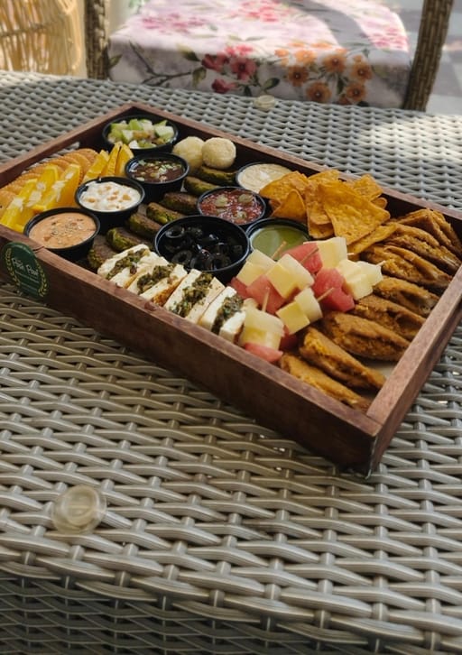 Munching tray