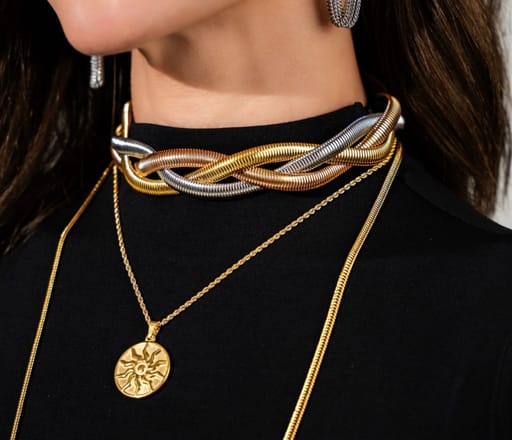 Raya Pendant Necklace