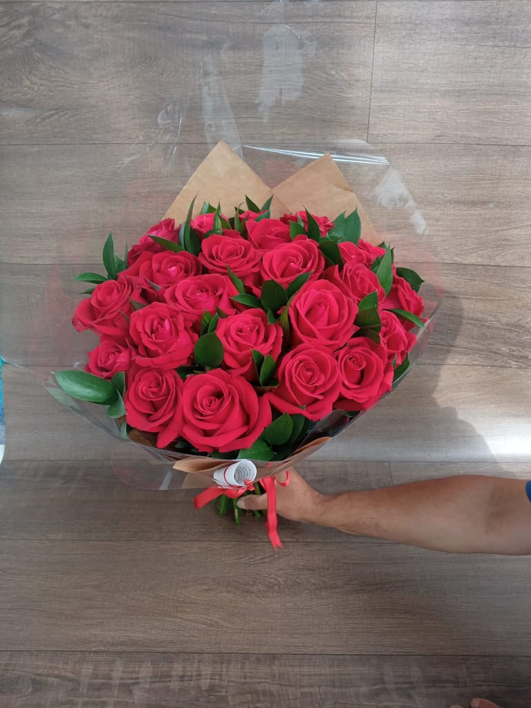 Buquê com 24 Rosas Tipo Exportação e Ruscus - Image 1